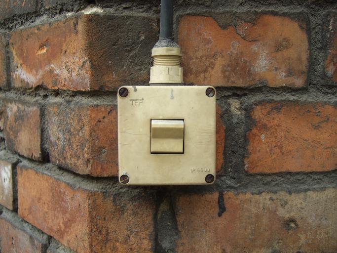 starý vypínač na rohu zdi